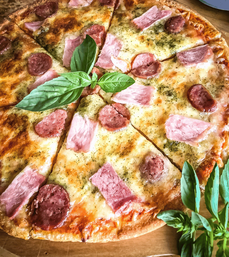 PIZZA DE CHORIZO AHUMADO CON CECINA