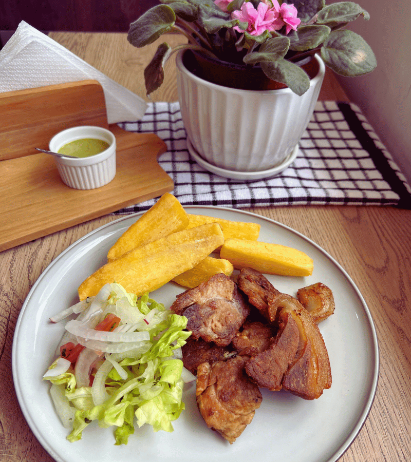 Chicharrones con Yucas Fritas